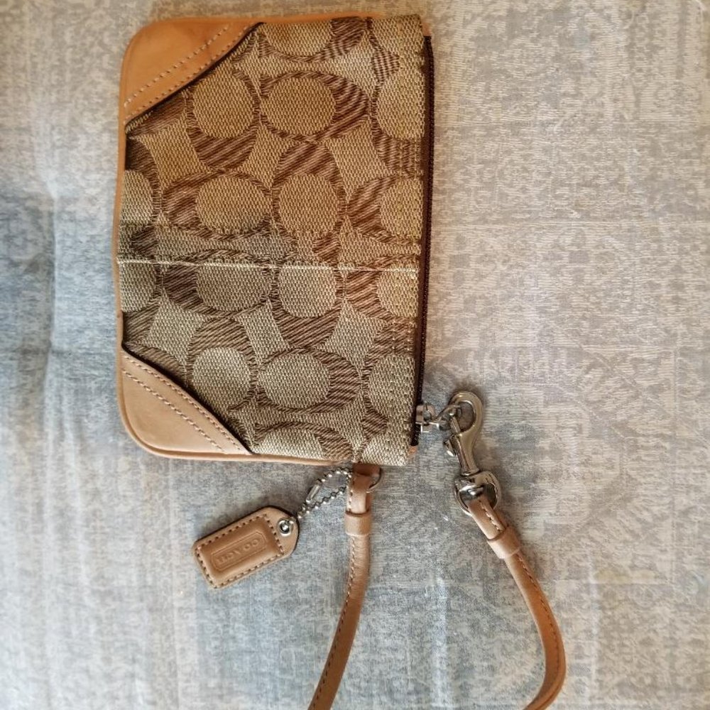 Coach Wristlet Signature CC pattern - Picture 2 of 2